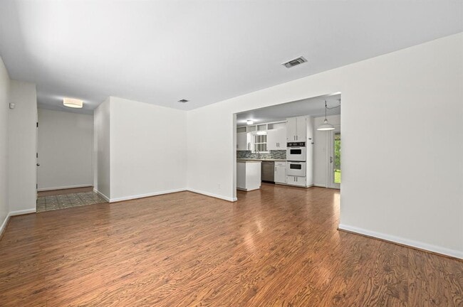 Building Photo - 1607 Glencrest Dr