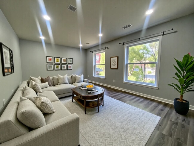 Building Photo - Spacious Main Floor 3 Bed/2 Bath Suite