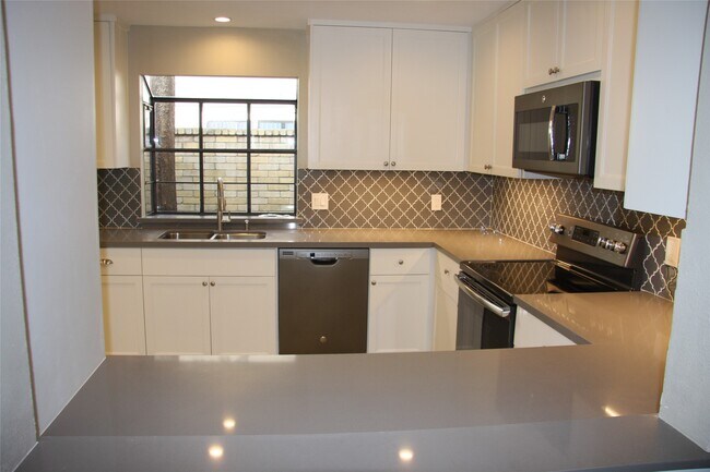 Foto del edificio - 2227 Highland Hills Dr