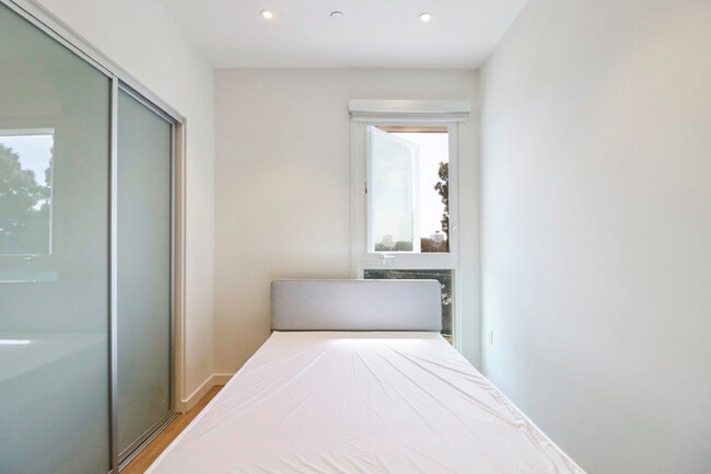 Building Photo - Concourse