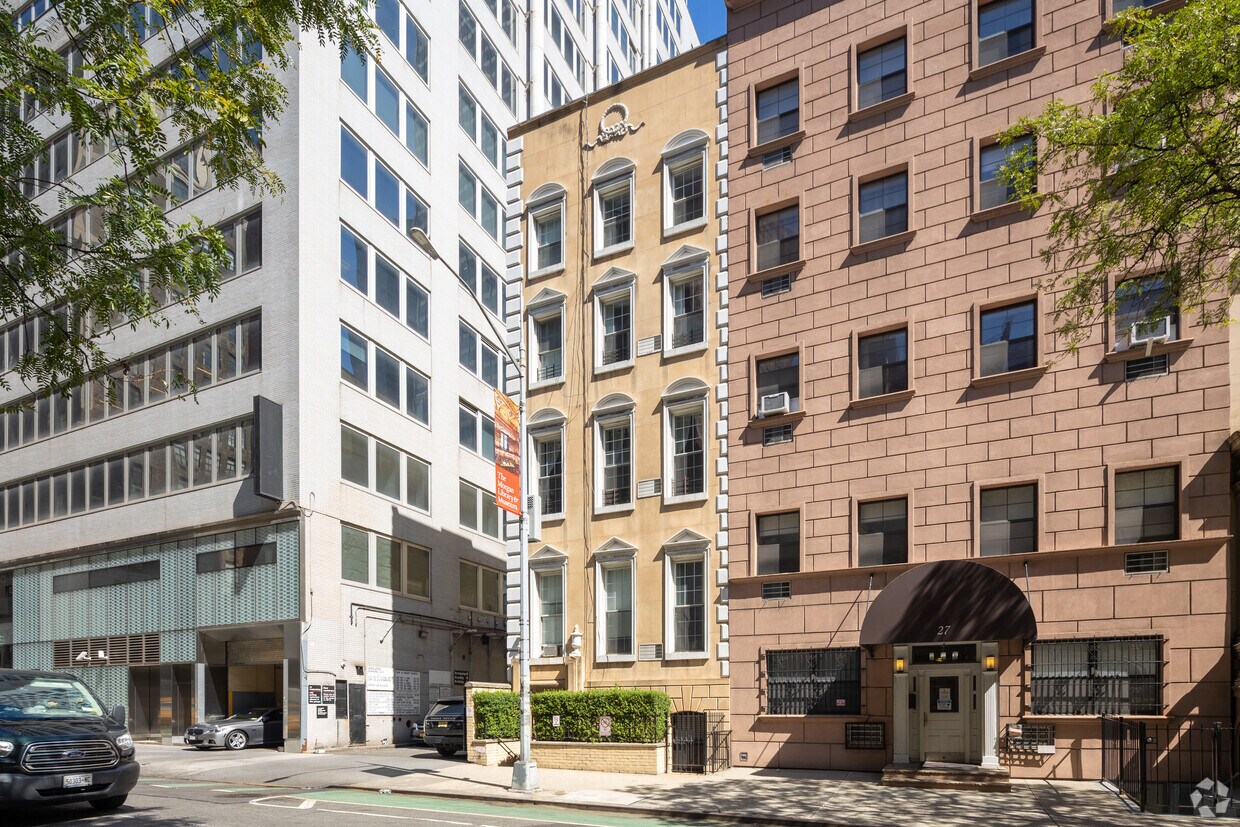 Building Photo - 25 E 38th St