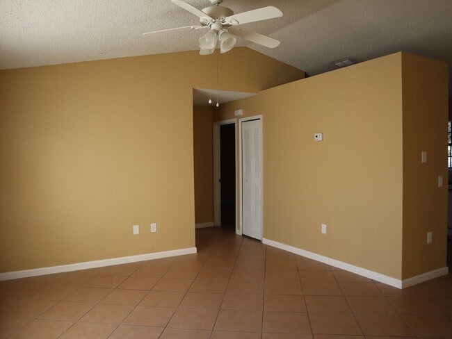 Foto del edificio - Move in condition 3 Bedrooms 2 Bath Carole Arcaro 386-216-4900 Deltona Lakes Realty