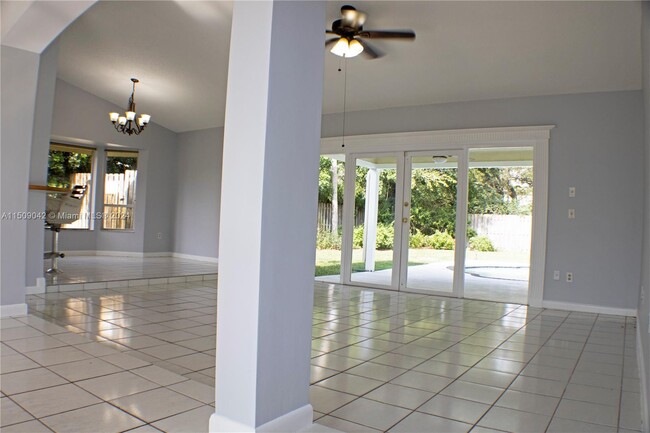 Building Photo - 5135 Beechwood Rd