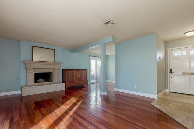 Foto del edificio - Upgraded 4 Bedroom, 2.5 Bath Single Family...