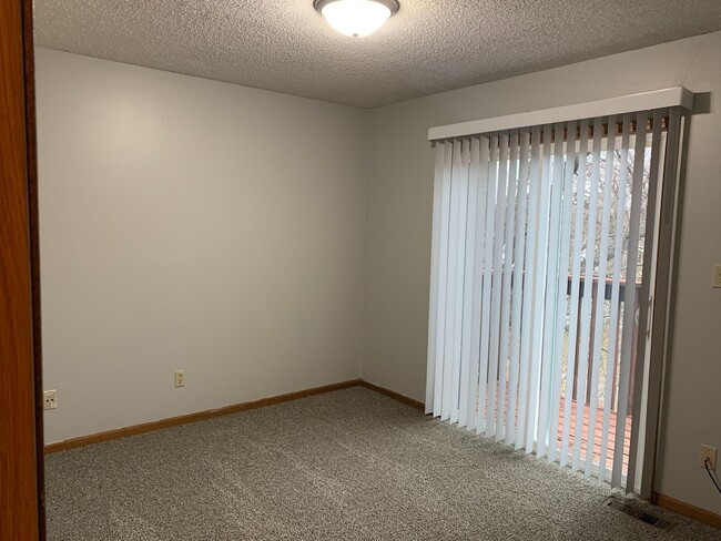 Building Photo - Spacious 3 Bedroom Apartment Available Now!