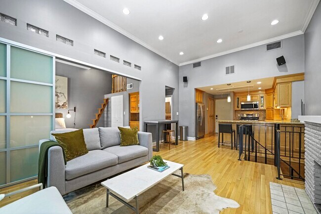 Building Photo - 921 N LaSalle Dr