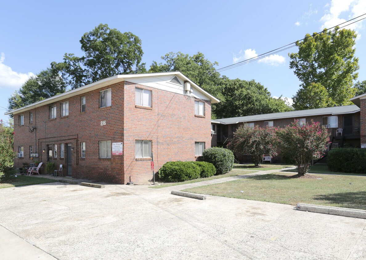 Foto del edificio - The Pines Apartments