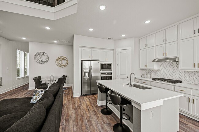 Foto del edificio - 16631 Lake Austin St