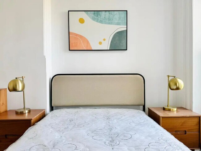 Foto del edificio - Furnished room/NOT APARTMENT