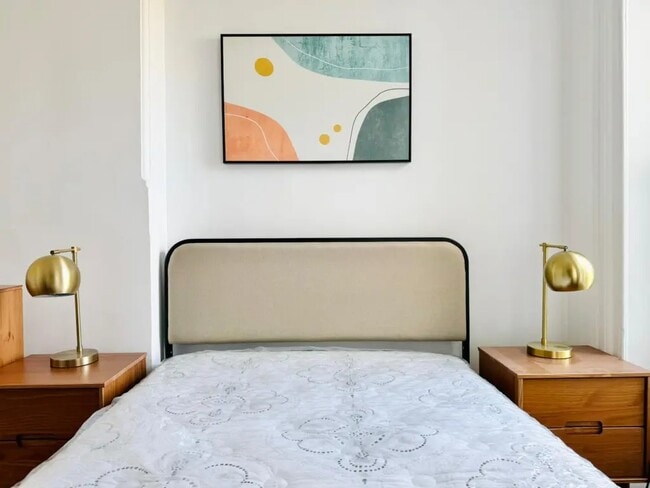 Building Photo - Furnished room/NOT APARTMENT