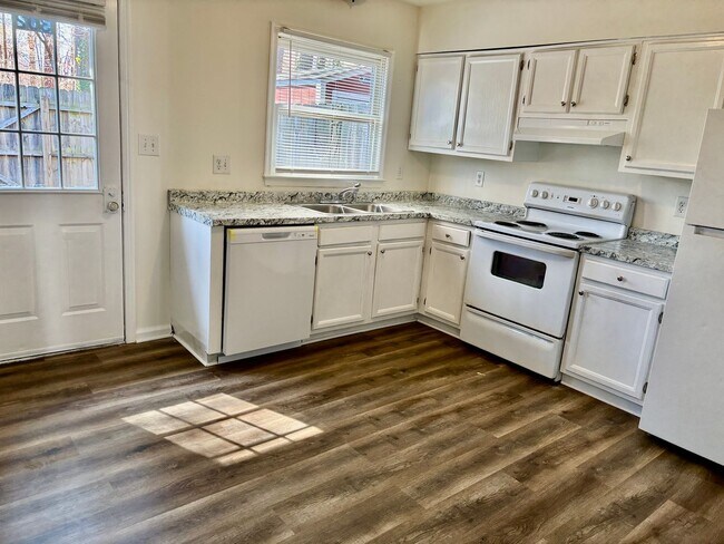 Foto del edificio - 2bedroom/2.5 bathroom- Newport Towne