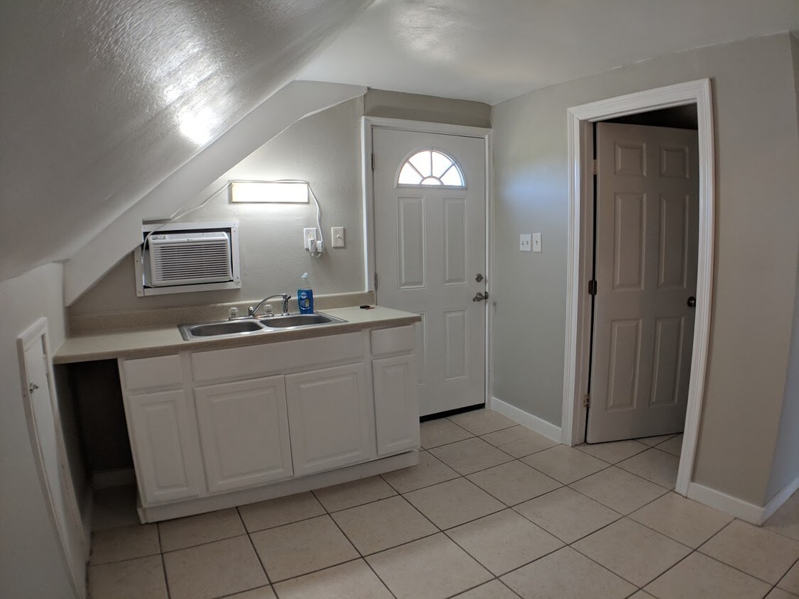 Kitchen - 412 Magnolia Ave
