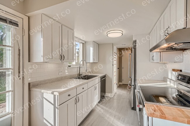 Building Photo - 10427 Holland Pl