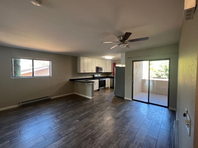Foto del edificio - 390 Fairway Oaks Dr