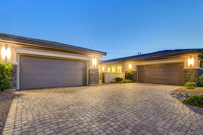 Foto del edificio - Luxury Multigenerational Estate with Resort-Style Living in a Private Gated Enclave!