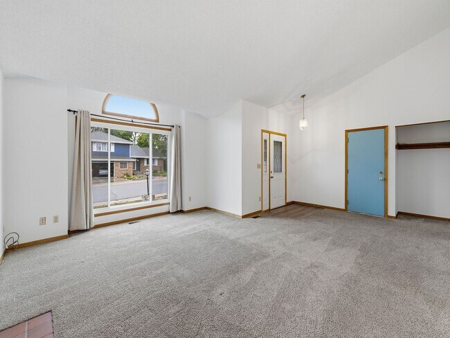 Foto del edificio - Bright & Spacious 3 Bed Home with Vaulted Ceilings & Fenced Yard AVAILABLE NOW!