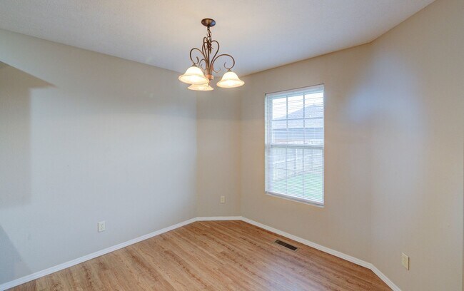 Foto del edificio - 3 bedroom home conveniently located on the east side of Republic