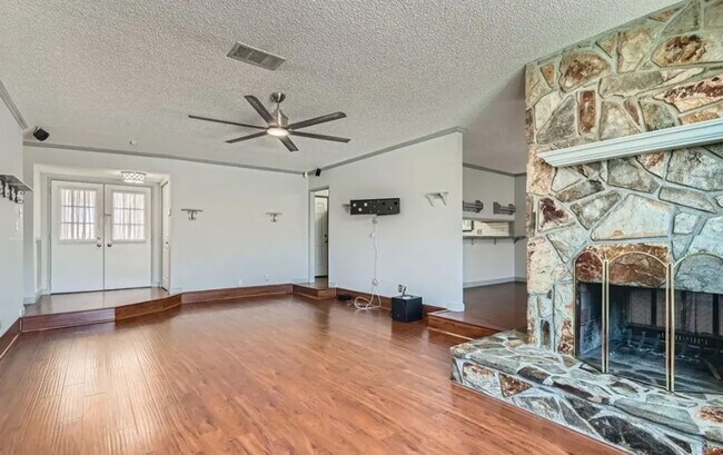 Building Photo - A fantastic  single-story home with a priv...