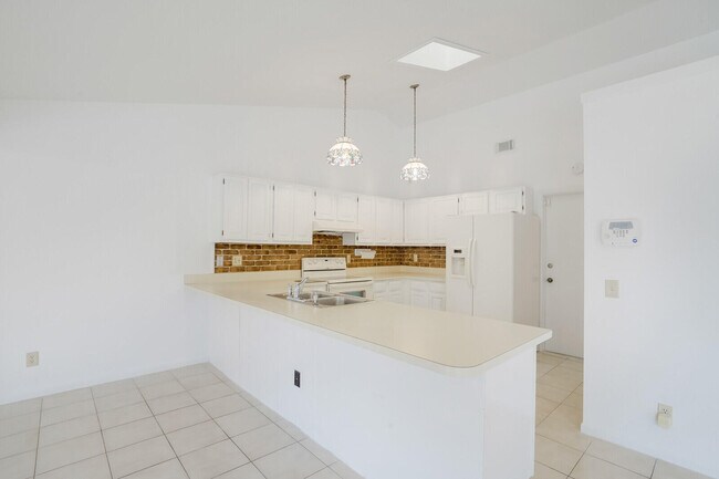 Foto del edificio - 6846 Bianchini Cir