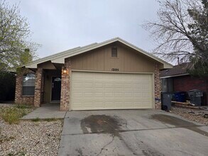 Building Photo - 12105 Castle View Way