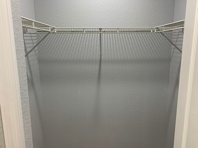 Vestidor - 2505 W Aileen St