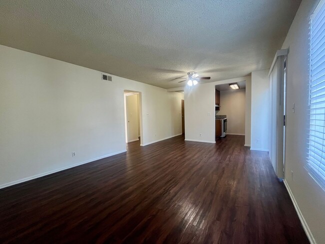 Building Photo - BELLA APARTMENTS: Beautiful 2 Bed - 2 Bath