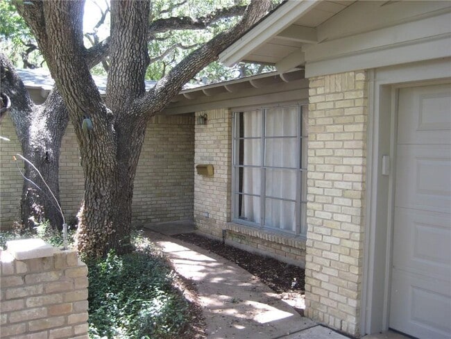 Building Photo - 2007 Oakglen Dr