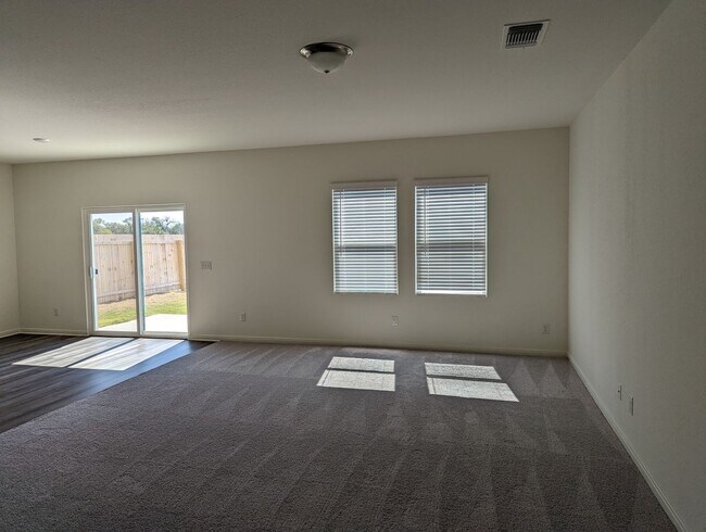 Building Photo - 4 Bedroom 2.5 Bathrooms located in Convers...