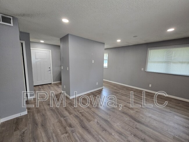 Building Photo - 109 Ludland Dr