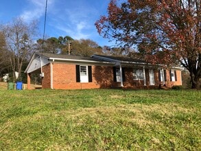 Building Photo - 4 Hillcrest Dr