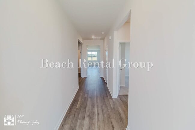 Building Photo - Modern Features, Classic Comfort!