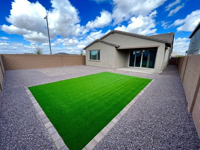 Foto del edificio - Brand New Smart Home in Gated Community! W...