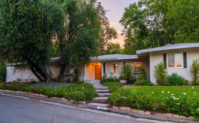 Building Photo - Beautiful Tarzana Rental!