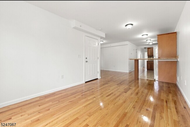 Building Photo - 595 Monroe Ave