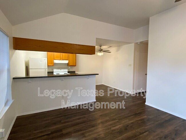Building Photo - 641 Woodard Ave