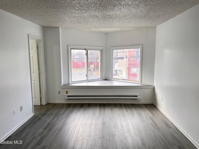 Foto del edificio - 3134 6th Ave