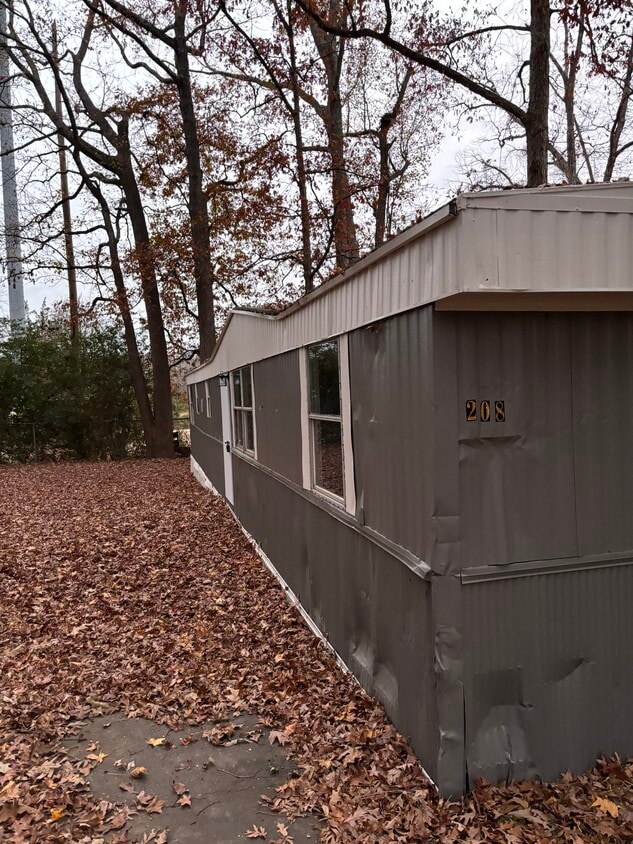 Primary Photo - 208 Fernwood Park Dr