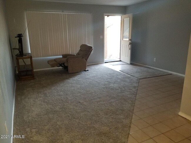 Building Photo - 557 W Greentree Dr