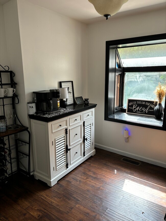 Building Photo - 5752 Pine View Dr