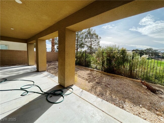 Building Photo - 21 Tall Ruff Dr