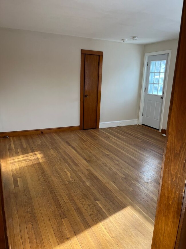 Building Photo - Sunny One Bedroom One Bath Apartment in a ...