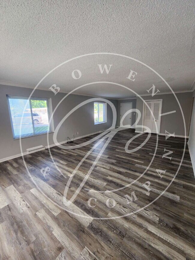 Foto del edificio - 2 bed 2 bath first floor apartment- Ottawa...