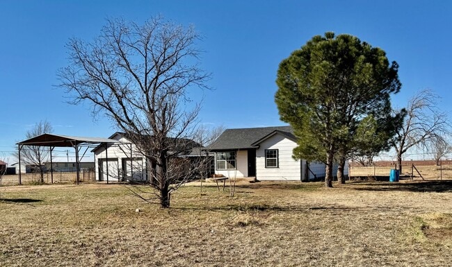Building Photo - So Peaceful! Adorable Farmhouse 3/2/2 on almost 2 Acres with Bonus Room and Minutes from Buffalo ...