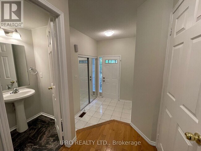 Photo du bâtiment - 2350-2350 Britannia Rd W