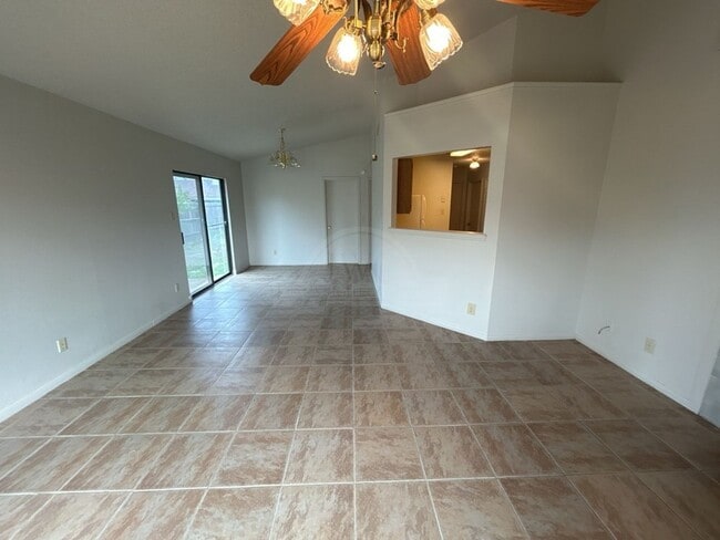Foto del edificio - 2503 Hemlock Dr