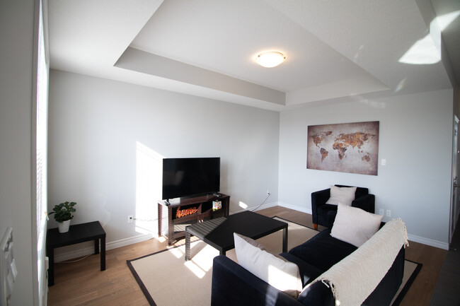 Photo du bâtiment - Hyde Park 3 Bedroom TOWNHOUSE * Avail NOW ...