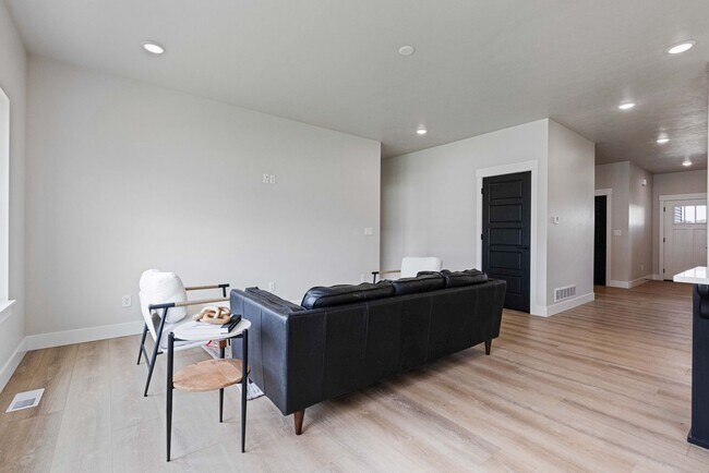Building Photo - AWESOME 3 Bed 2 Bath Twin home in Sugar city