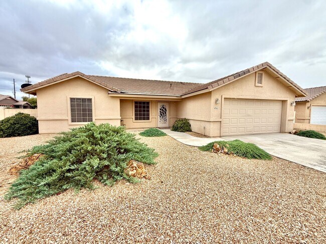 Foto del edificio - Available Now- Great 3 Bedroom Home in the Ranch at Long Mountain subdivision with Solar!
