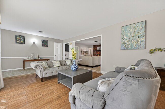 Building Photo - 9310 Cliffwood Dr