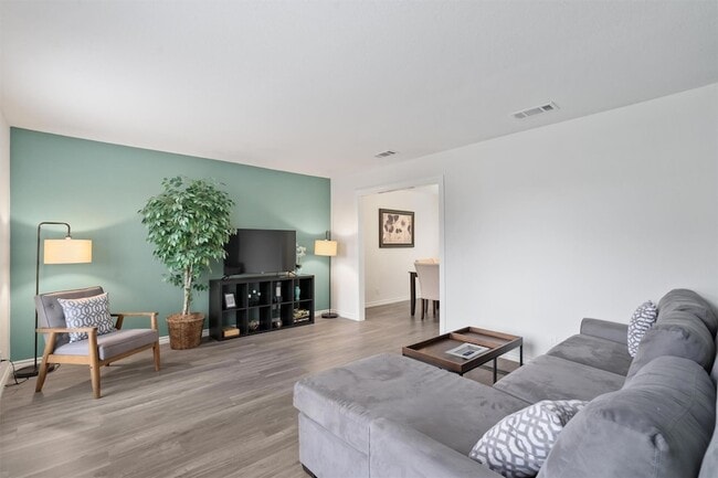 Building Photo - 405 E Logan St